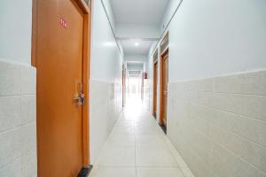 AyodhyaFabHotel Siya Bihari的办公楼走廊,有走廊长度的长度