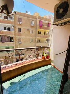 Az Zaqāzīqluxurious apartment的大楼内带游泳池的阳台