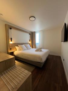 伊帕尼Best Western Hotel Kobalt的酒店客房设有床和窗户。