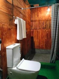 达瓦拉维Harmony Haven Eco Camp, Udawalawa的浴室配有白色卫生间和淋浴。