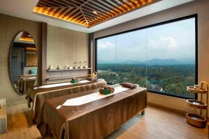 TemonMORAZEN Yogyakarta的大型浴室设有两张床和大窗户