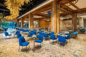 TemonMORAZEN Yogyakarta的一间配备有蓝色椅子和桌子的用餐室