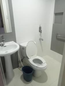 甲万那端崇光卡巴那图酒店的一间带卫生间和水槽的浴室