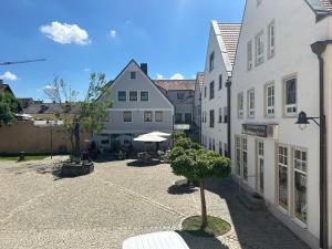 ReichertshofenST Hotel的一座空洞的庭院,在镇上有白色的建筑