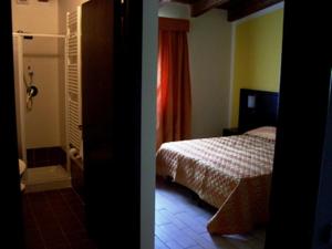 San Pietro ApostoloAgriHotel Papaya的客房设有带一张床的卧室和一间浴室。