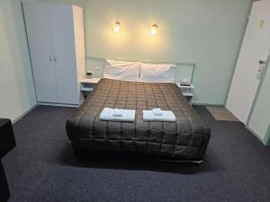 福布斯福布斯湖汽车旅馆的一间卧室配有一张床,上面有两条毛巾