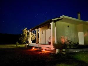 佩罗德斯Aspasias Traditional Studio的夜晚在前面有蜡烛的小房子