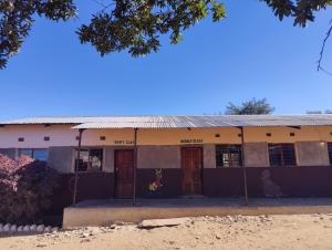 利文斯顿Simoonga Thandizani School的学校建筑的一侧有门