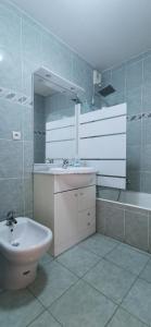 芒通Villa Azzurra superbe 2P centrale et vu mer的白色的浴室设有水槽和镜子