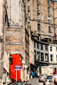 爱丁堡格拉斯广场酒店的街道上建筑物的边的标志