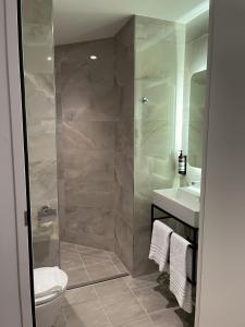 霍夫多普OZO Hotels Antares Airport的带淋浴、卫生间和盥洗盆的浴室