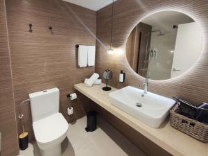 卡拉纳雅达Flacalco Hotel & Apartments的一间带水槽和镜子的浴室