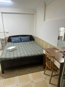 胡志明市SUNNY HOME的一间小卧室,配有一张床和一张桌子
