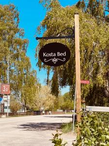 科斯塔Kosta Bed-Vandrarhem的标牌上写着kotsa床的标杆