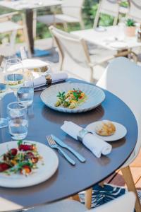 勒·雷约尔·卡纳德尔·苏尔顿斯别墅酒店的一张蓝色桌子,上面放着食物板