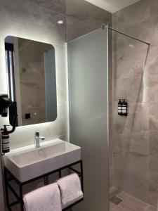 霍夫多普OZO Hotels Antares Airport的浴室配有白色水槽和淋浴。