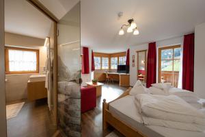 马尔泰洛贝格弗里登酒店的一间带大床的卧室和一间浴室