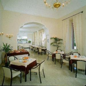 米迪特拉奈酒店餐厅或其他用餐的地方