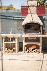 切尔诺莫斯克Black Sea STAR的一座带比萨饼烤箱的房子的模型