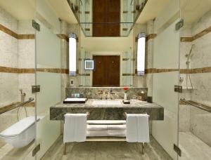 麦加Conrad Makkah的一间带水槽和卫生间的浴室