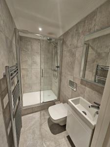 伦敦St Paul's London Apartments的带淋浴、卫生间和盥洗盆的浴室