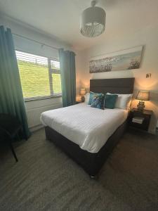 库拉克洛Robin Hill Bed and Breakfast的一间卧室配有一张带蓝色窗帘的大床
