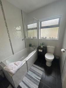 库拉克洛Robin Hill Bed and Breakfast的带浴缸、卫生间和淋浴的浴室。