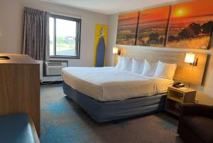 德梅因得梅因机场戴斯套房酒店 的一间设有大床和窗户的酒店客房