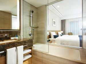 首尔首尔江南大使诺富特酒店的带浴缸、床和淋浴的浴室