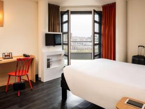 巴黎巴黎里昂火车站宜必思狄德罗酒店的酒店客房设有一张床、一张书桌和一台电视机。