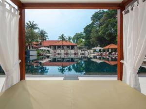 新加坡Sofitel Singapore Sentosa Resort & Spa的透过窗户可欣赏到游泳池的景色