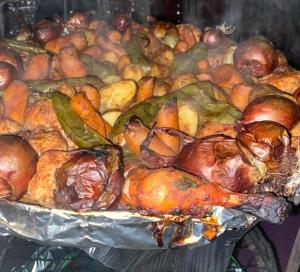 瓦迪拉姆Wadi Rum Sights Camp的盘子里放着鸡和蔬菜的食物