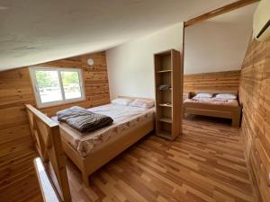 乌尔齐尼Pearl Cottage Ada Bojana的一间卧室设有两张床和窗户。