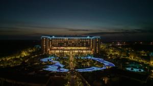 沃科利达Concorde Luxury Resort & Casino的一座带游泳池的大型建筑