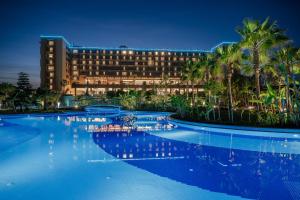 沃科利达Concorde Luxury Resort & Casino的夜间设有游泳池的酒店