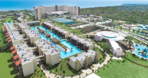 沃科利达Concorde Luxury Resort & Casino的享有带游泳池的度假村的空中景致