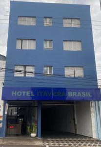 普鲁登特总统城HOTEL ITAVERÁ BRASIL的蓝色建筑,有巴西酒店