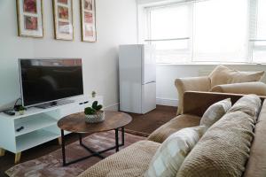 布赖尔利希尔2 Bedroom Apartment Brierley Hill的带沙发和电视的客厅