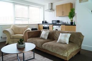 布赖尔利希尔2 Bedroom Apartment Brierley Hill的客厅配有沙发和桌子