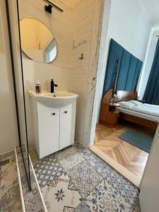 俄斯特拉发俄斯特拉发摩拉维亚旅舍的一间带水槽和镜子的浴室