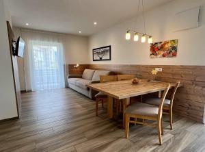 布鲁尼科Apartment Obermair的客厅配有桌子和沙发