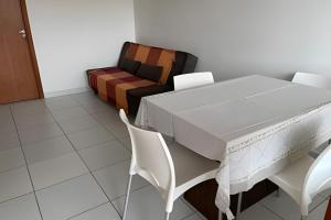 彼得罗利纳Casa condomínio fechado.的一张桌子和椅子,位于一个配有沙发的房间