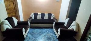 拉加蒙德里OYO HOME 81185 Srinivas Service Home的一间配有沙发和两把椅子的等候室
