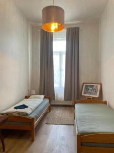 俄斯特拉发俄斯特拉发摩拉维亚旅舍的一间卧室设有两张单人床和一个窗户。