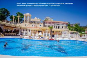 敖德萨大西洋花园度假酒店的水中人聚在酒店的游泳池