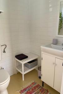 厄里圣彼得Patika Vendeghaz的白色的浴室设有卫生间和水槽。