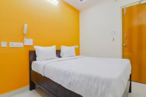 GachibowliHome Sri Balaji Luxary Rooms Near Inorbit Mall Cyberabad的橙色墙壁的客房内的两张床