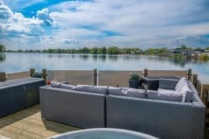 塔特舍尔Lake View with Private Hot Tub at Tattershall Lakes的享有大片水景的甲板