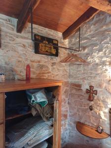 布耶Cottage Casa Vinela的客房设有木制架子和木桌。