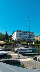 沃尔特湖畔韦尔登韦尔登网球&游艇酒店的船停靠在码头上,有一座建筑